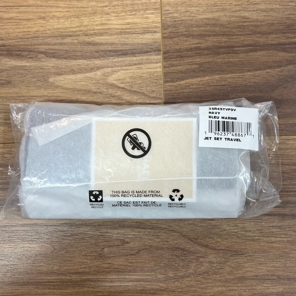 MICHAEL KORS Jet Set Travel Large Navy Blue Chevron Trifold Wallet NWT - Picture 12 of 13